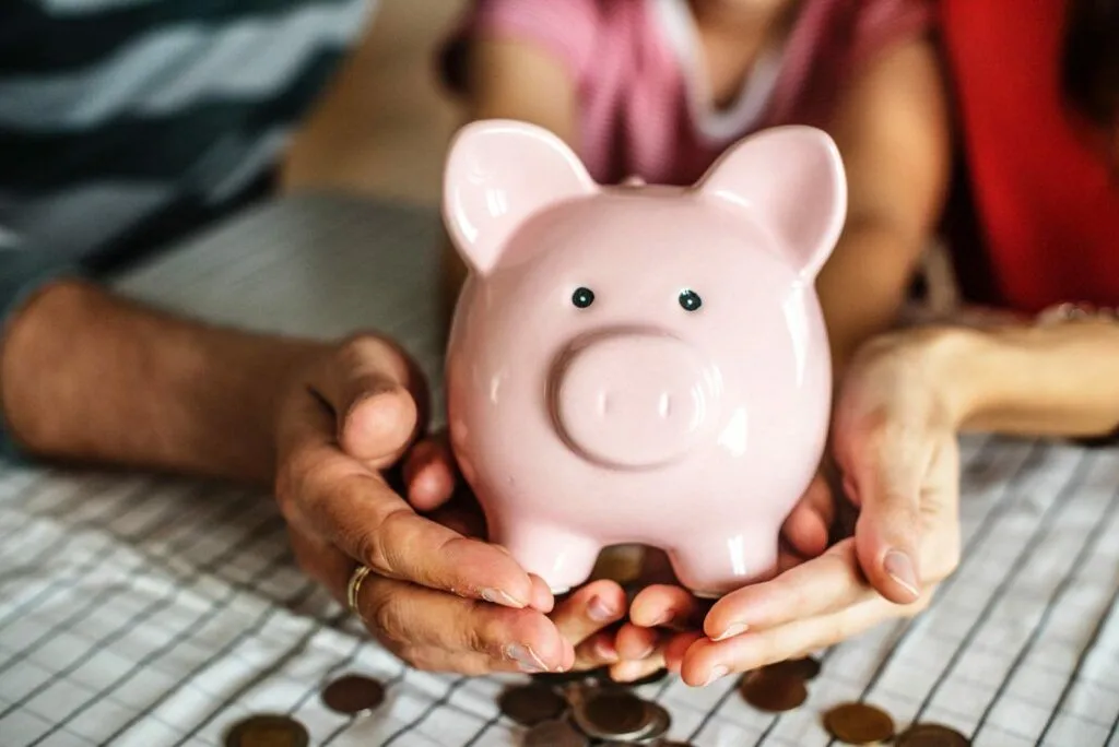  Zájemci o úvěry na bydlení u spořitelen také těží z toho, že sazby stavebních spořitelen reagují na změny pomaleji než sazby u bank.