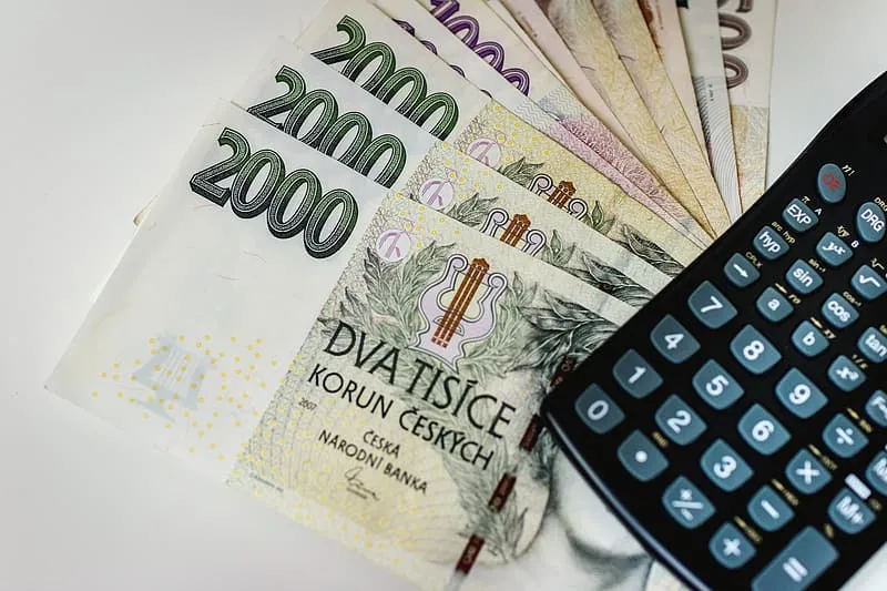 Mezi bankovní společnosti nabízející půjčky 100 000 Kč patří například Acema, MONETA Money Bank či Air Bank.