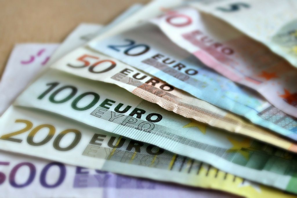 Předmětem úvěru jsou vždy peníze, předmětem půjčky může být jakýkoliv movitý majetek.