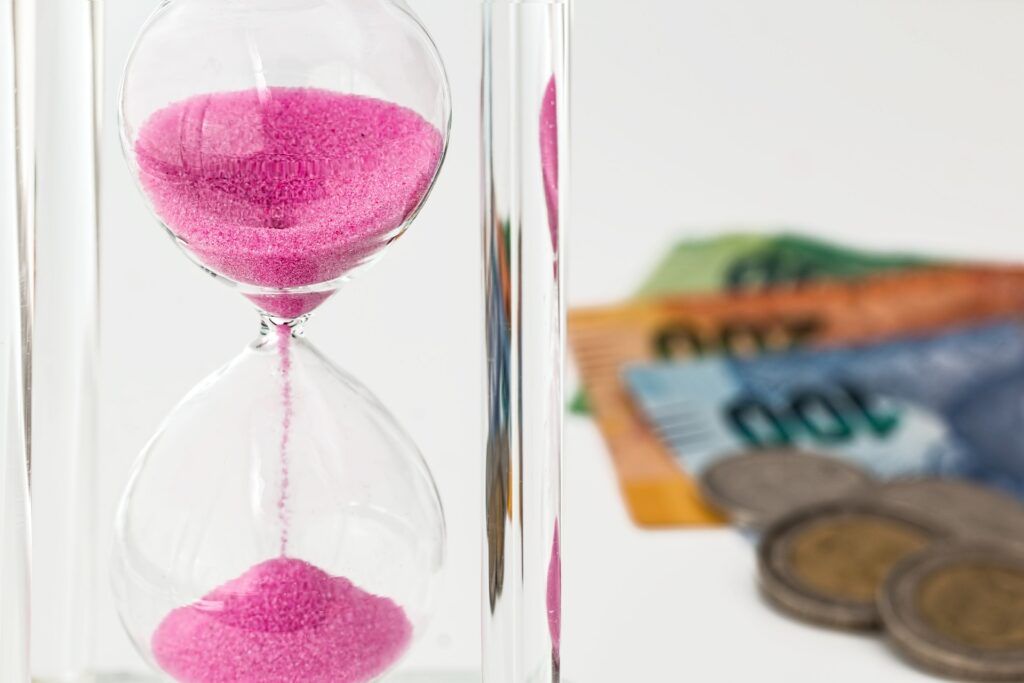 Krátkodobé půjčky lákají na okamžité zaslání finančních prostředků na účet klienta.