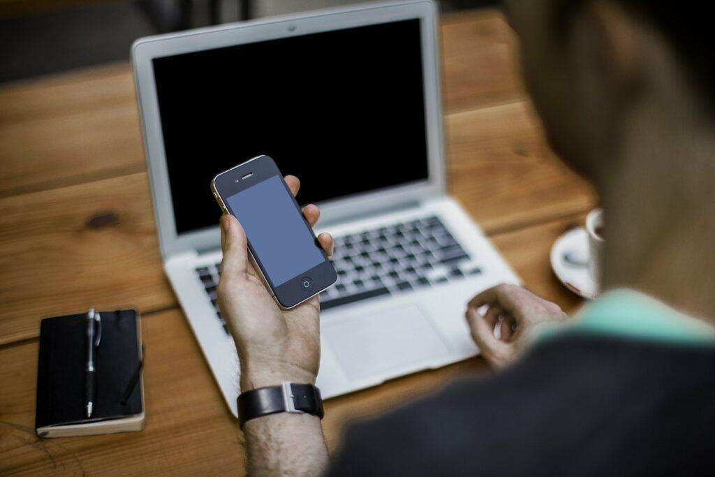 Žádost o zprostředkování úvěru se podává online na webových stránkách gejsapujcka.cz.