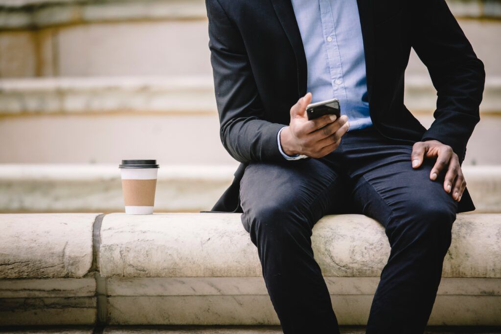 O krátkodobé půjčky lze žádat prostřednictvím webového formuláře, v některých případech i přes SMS.