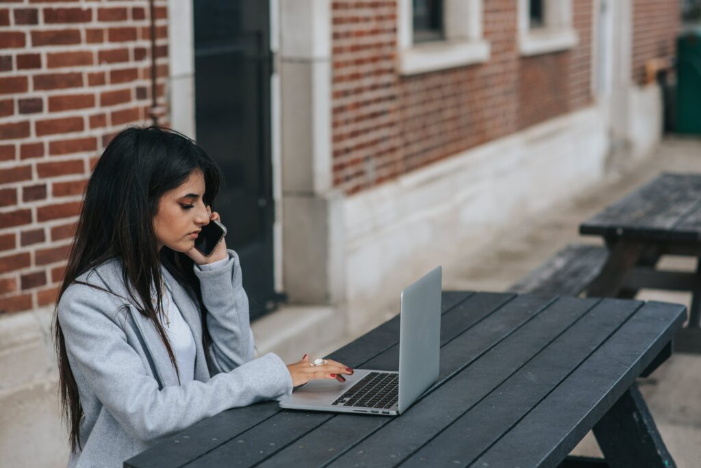 Výhodou rychlých půjček o víkendu je blesková žádost přes internet, popřípadě po telefonu nebo přes SMS.