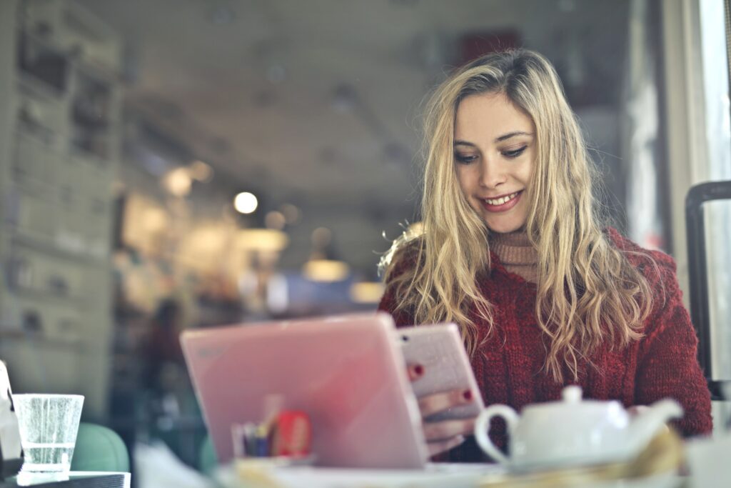 Online půjčku lze sjednat s pomocí připojení k internetu a mobilního telefonu, na který přijde verifikační SMS.